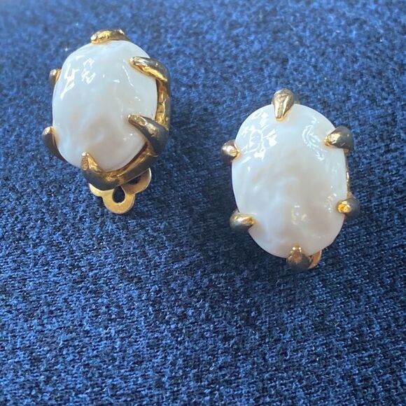 Vintage Milk Glass White Boulders Held by Golden Claws Clip On Earrings - Picture 7 of 15